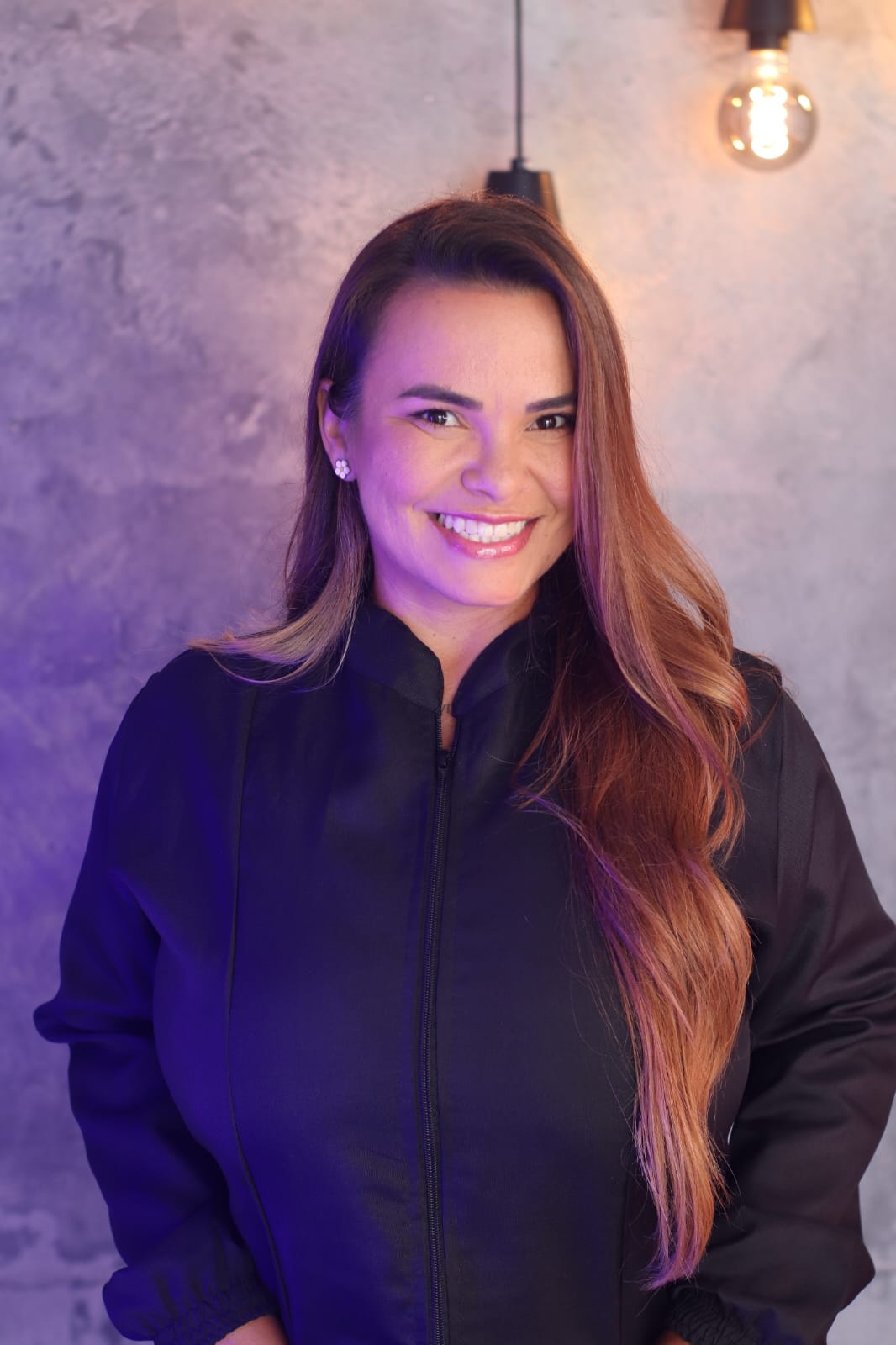 Portrait de Maserati en tenue professionnelle noire